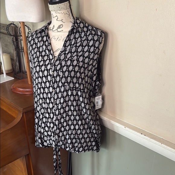 Black and White Collar India Tie Front Button Down Tank Top 78.00 - Picture 1 of 4